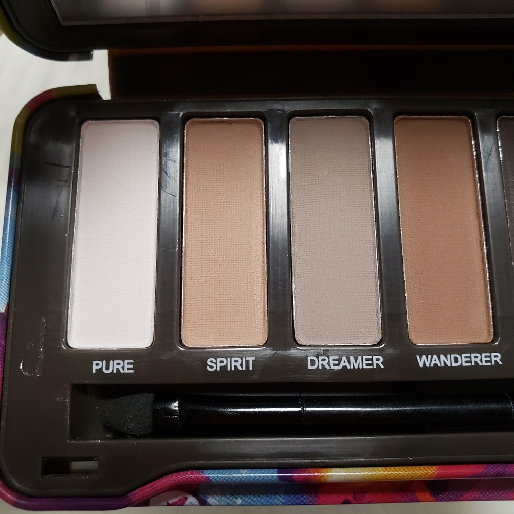 Nudes eyeshadow and lipgloss gift set. Gift basket. - Picture 8 of 15